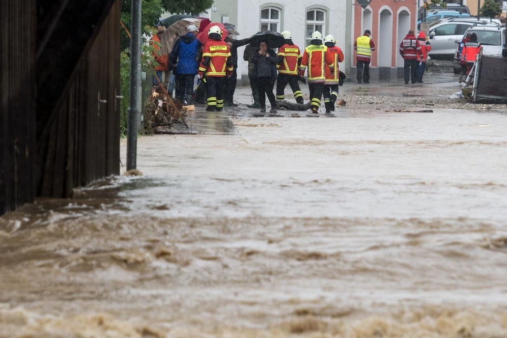 Schwere Überschwemmungen im Ortskern von Triftern in Niederbayern.