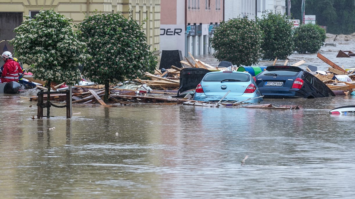 In Simbach am Inn schwimmen Autos im Hochwasser.