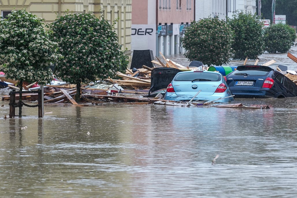 In Simbach am Inn schwimmen Autos im Hochwasser.