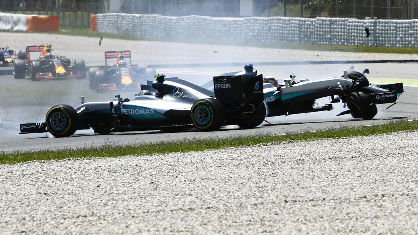 Bitte nicht nochmal: Die Mercedes-Piloten Rosberg und Hamilton schossen sich in Barcelona gegenseitig ab.