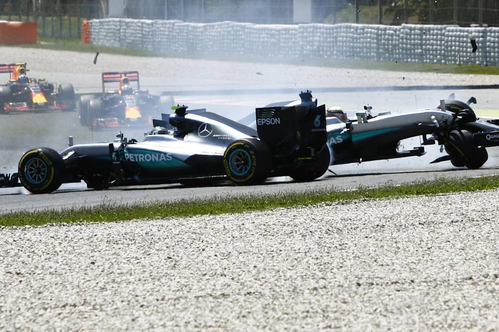 Bitte nicht nochmal: Die Mercedes-Piloten Rosberg und Hamilton schossen sich in Barcelona gegenseitig ab.