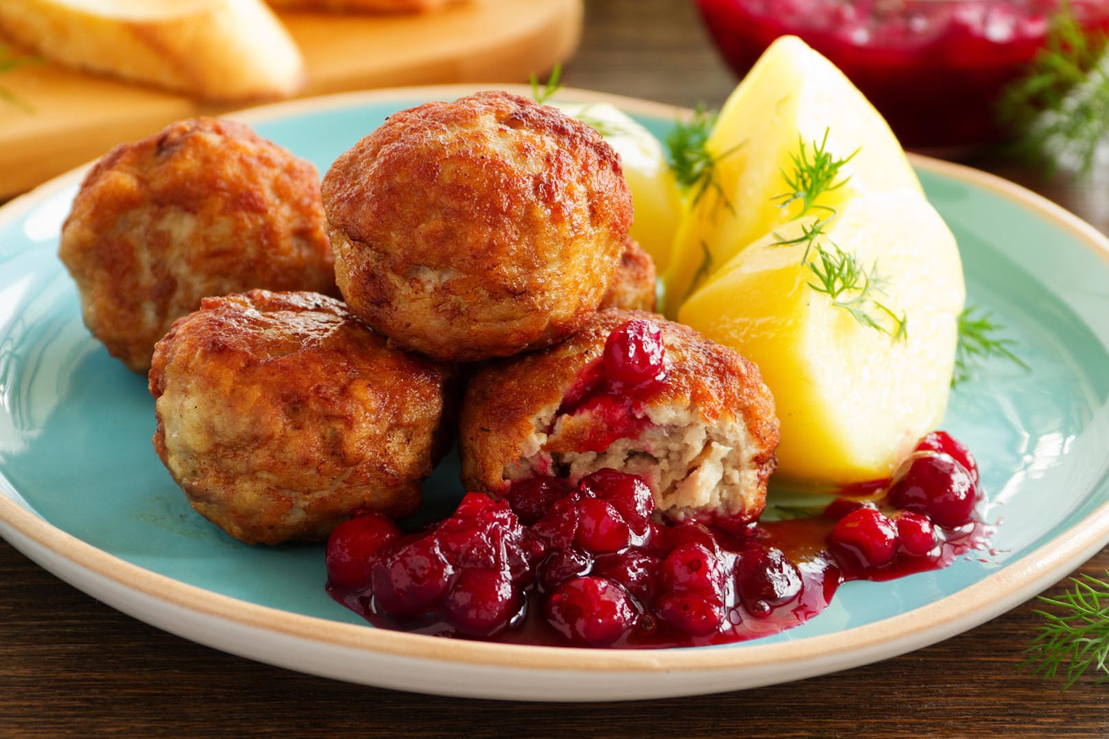 Köttbullar sind Fleischklößchen schwedischer Art - sie passen perfekt zu Salzkartoffeln und Preißelbeeren.