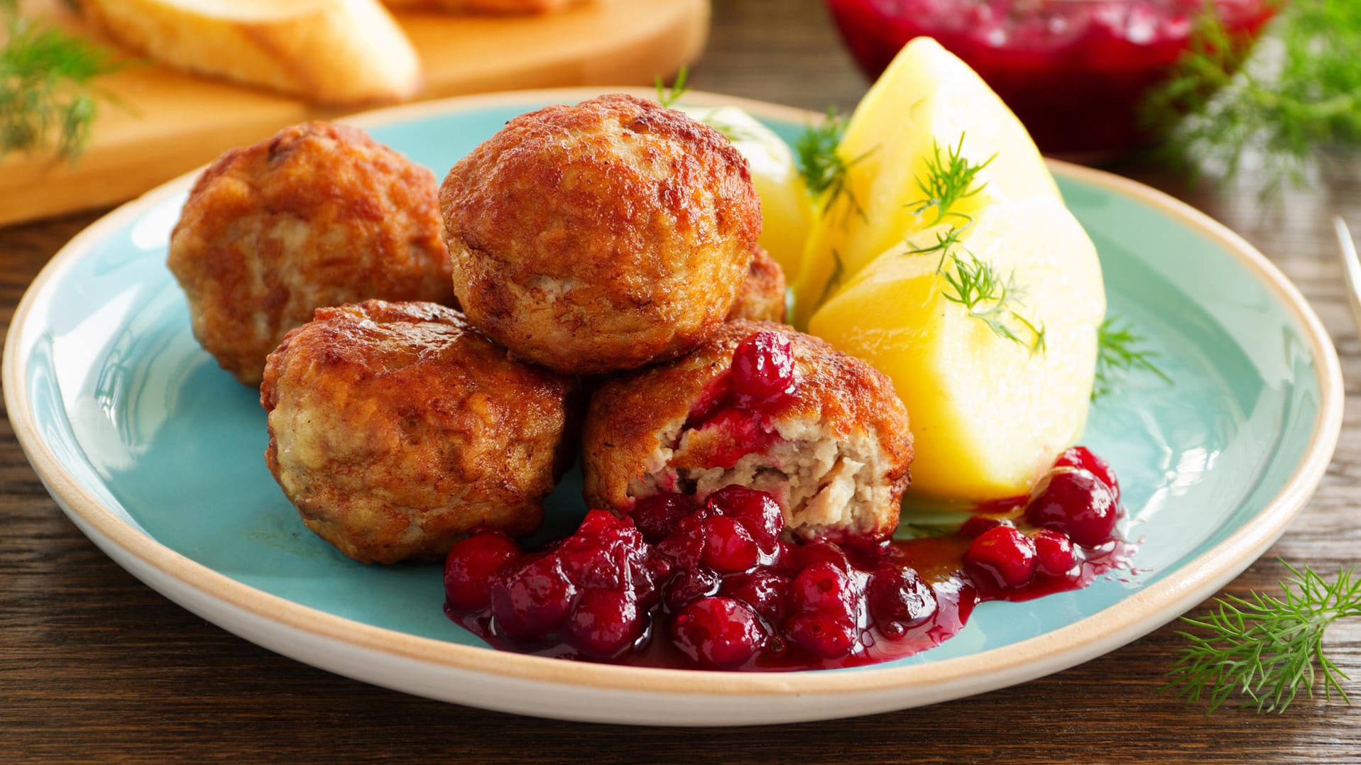 Köttbullar sind Fleischklößchen schwedischer Art - sie passen perfekt zu Salzkartoffeln und Preißelbeeren.