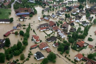 Die Luftaufnahme zeigt das Ausmaß der Flutkatastrophe in Simbach am Inn.