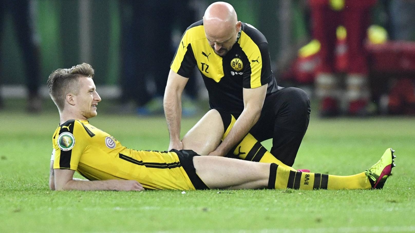 Schon im Pokalfinale wurde Marco Reus von einem Betreuer an den lädierten Adduktoren behandelt. Schon im Pokalfinale wurde Marco Reus von einem Betreuer an den lädierten Adduktoren behandelt.