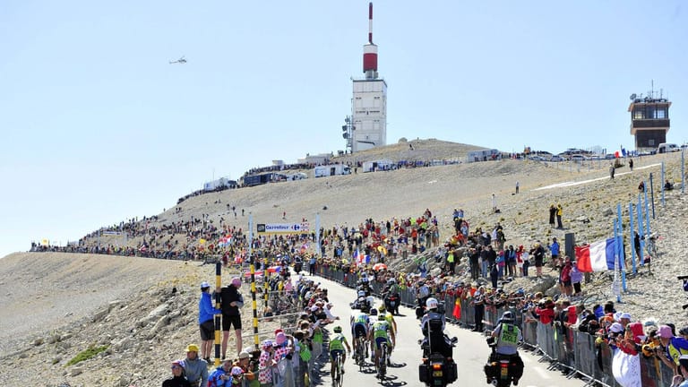 Fahrer und Zuschauer vereint auf dem Mythos Mont Ventoux bei der Tour de France 2009.
