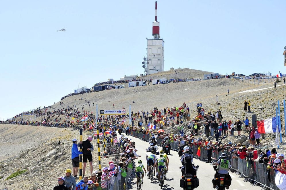 Fahrer und Zuschauer vereint auf dem Mythos Mont Ventoux bei der Tour de France 2009.