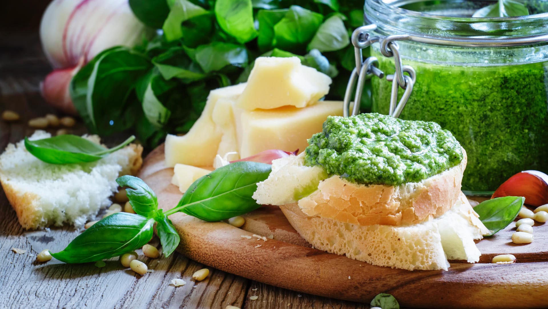 Zu Bruschetta passt hervorragend selbst gemachtes Pesto aus Bärlauch oder Basilikum.