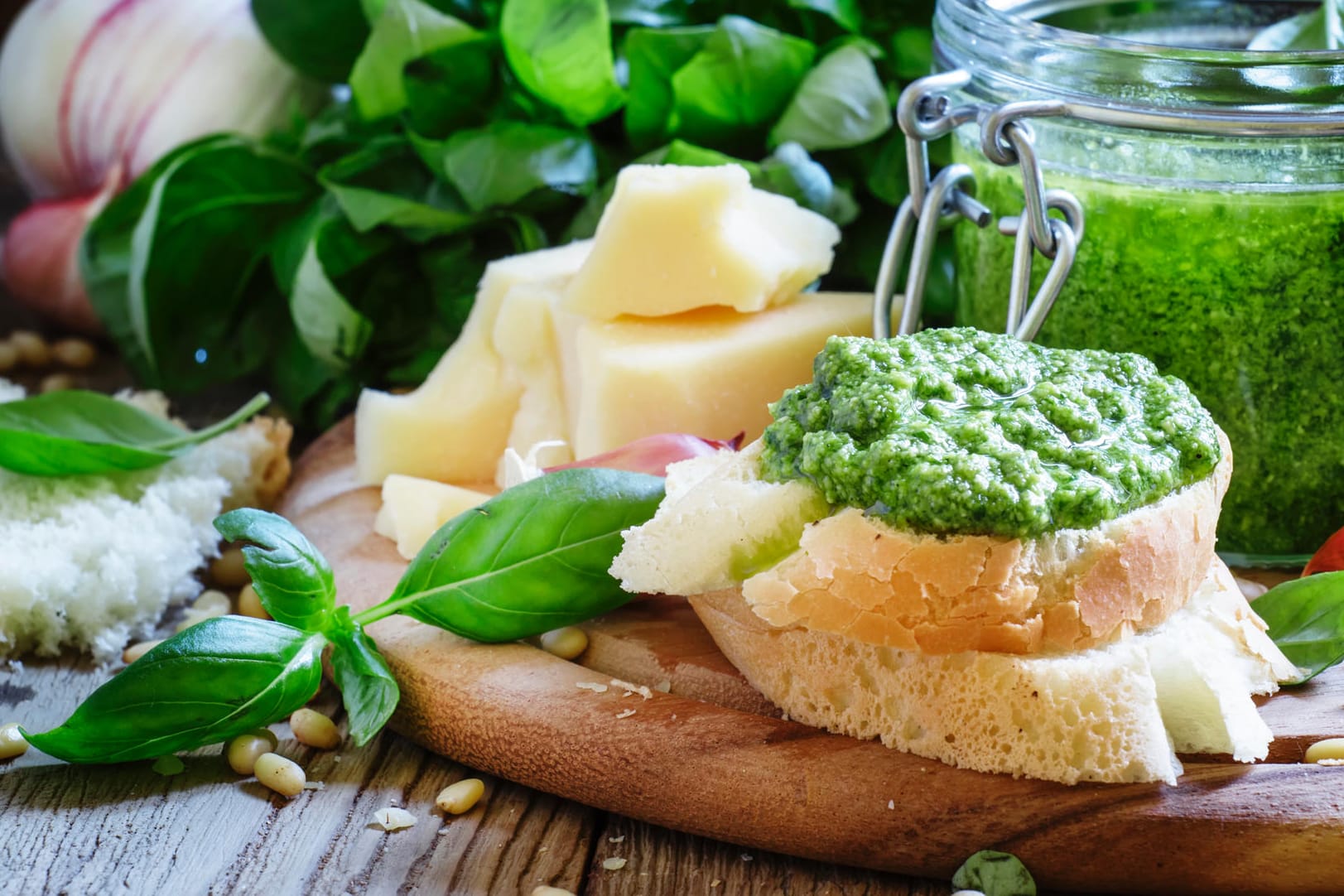 Zu Bruschetta passt hervorragend selbst gemachtes Pesto aus Bärlauch oder Basilikum.