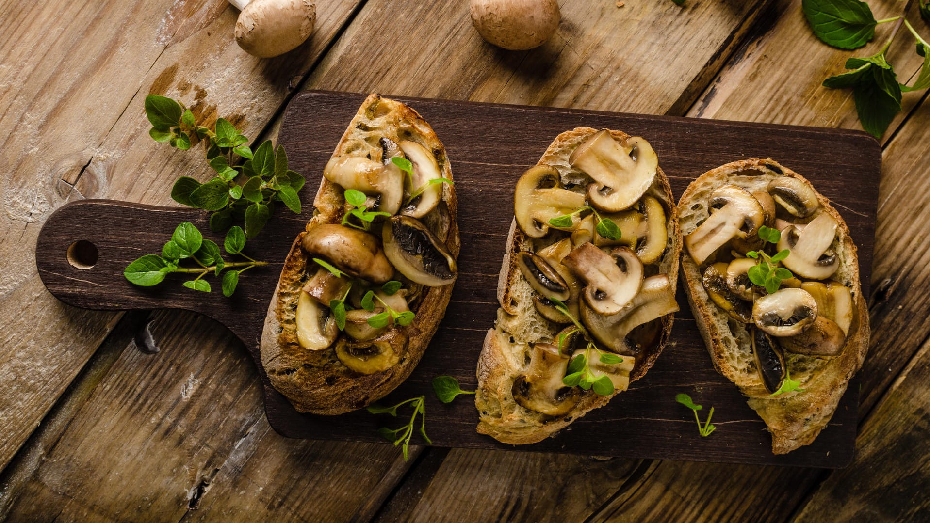 Bruschetta belegt mit Pilzen ist eine leckere Variante des Klassikers.