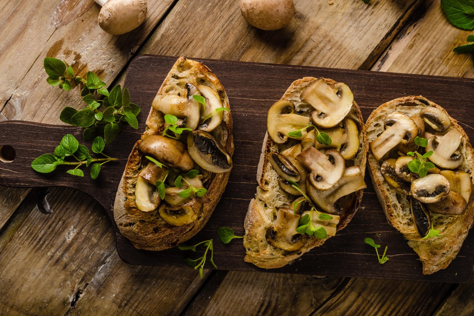 Bruschetta belegt mit Pilzen ist eine leckere Variante des Klassikers.