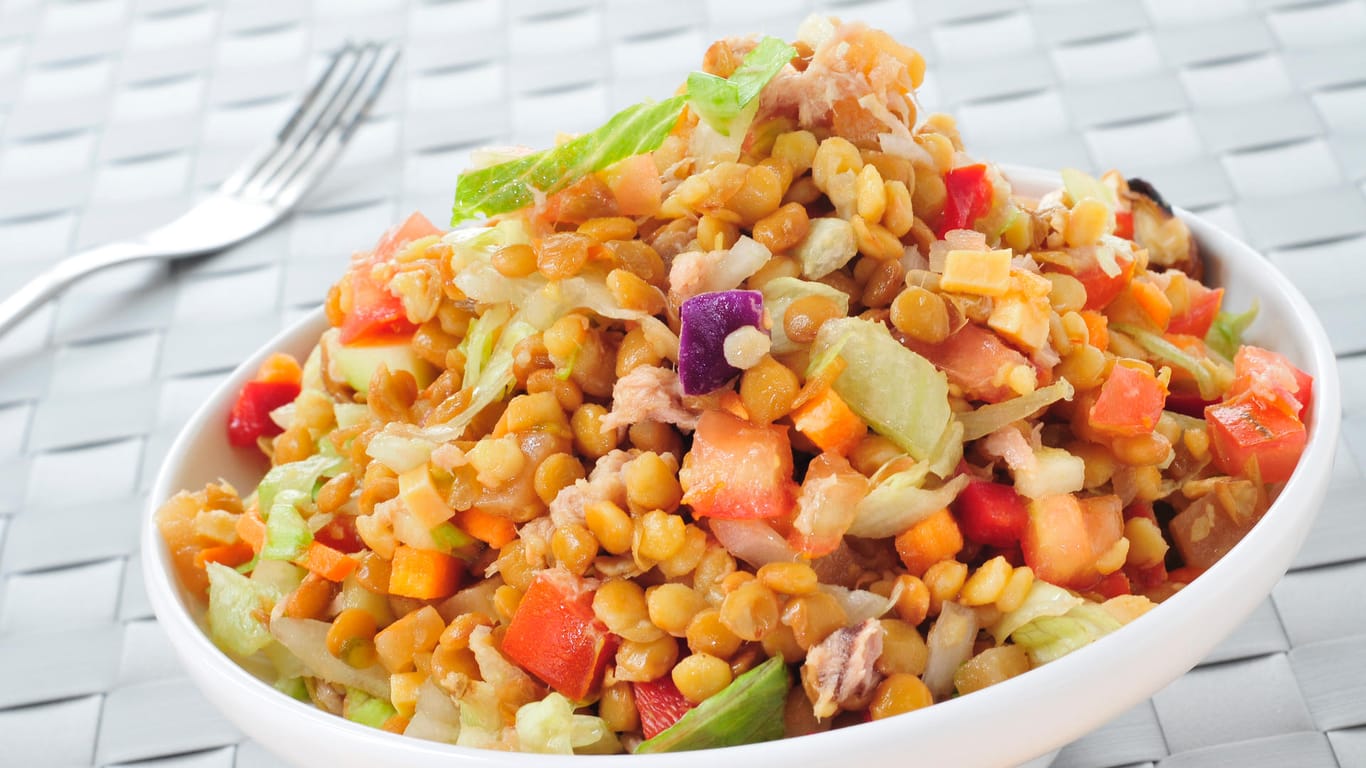 Einen Salat auf Basis von Linsen können Sie kreativ mit anderen Gemüsesorten wie Paprika variieren.