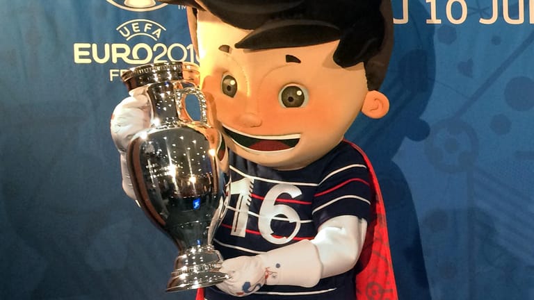 Das Maskottchen "Super Victor" der Fußball-Europameisterschaft 2016 freut sich über den EM-Pokal.