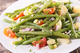 Wenn Sie die grünen Bohnen zusätzlich mit Kartoffeln kombinieren, wird der Salat ein echter Sattmacher.