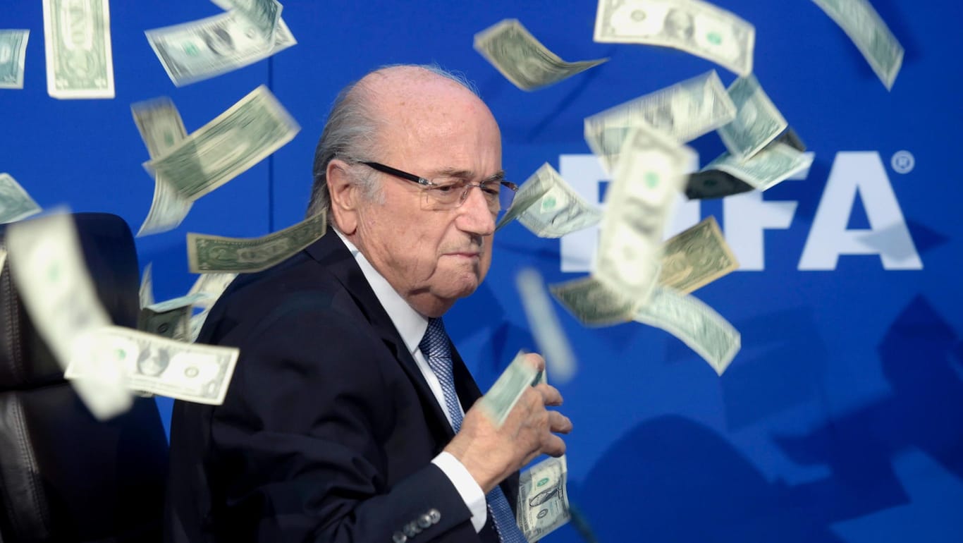 Ex-FIFA-Boss Sepp Blatter wurde im Vorjahr bei einer Pressekonferenz mit (unechten) Geldscheinen beworfen.