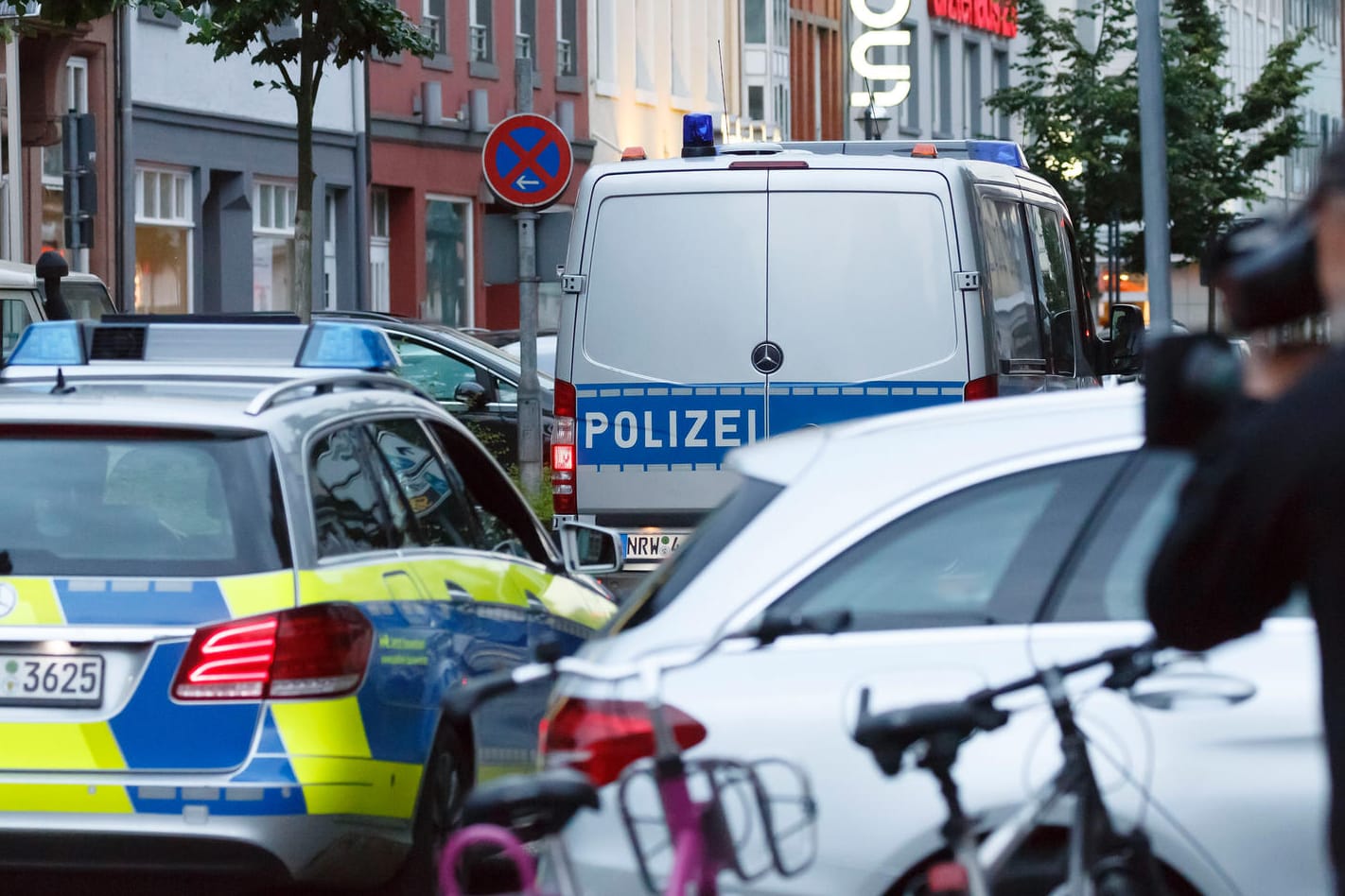 Drei Terrorverdächtige aus Syrien wurden am Donnerstag in Nordrhein-Westfalen, Baden-Württemberg und Brandenburg festgenommen, wie die Bundesanwaltschaft in Karlsruhe mitteilte. Ein vierter Verdächtiger sitzt bisher in Paris in Haft.