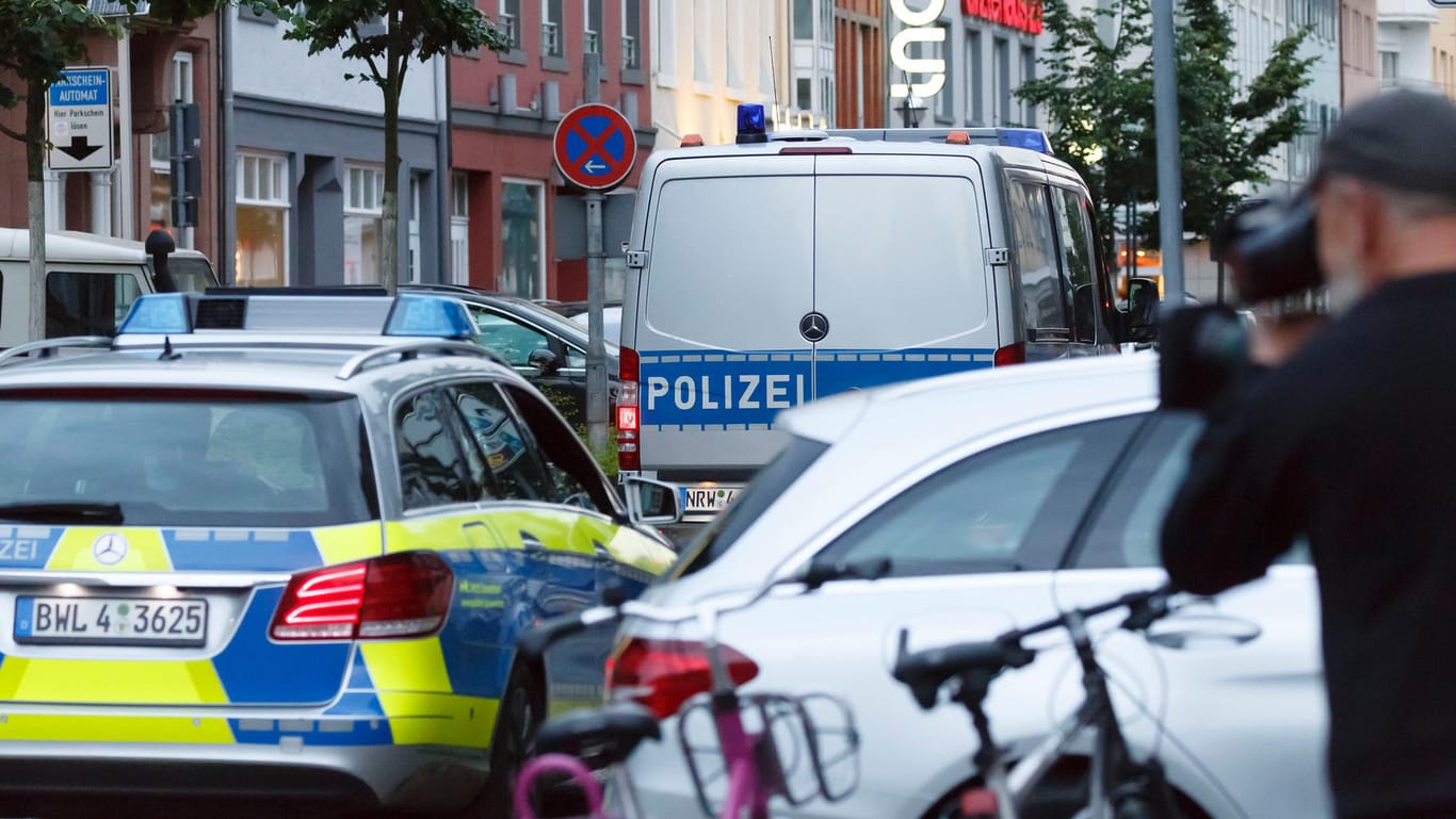 Drei Terrorverdächtige aus Syrien wurden am Donnerstag in Nordrhein-Westfalen, Baden-Württemberg und Brandenburg festgenommen, wie die Bundesanwaltschaft in Karlsruhe mitteilte. Ein vierter Verdächtiger sitzt bisher in Paris in Haft.
