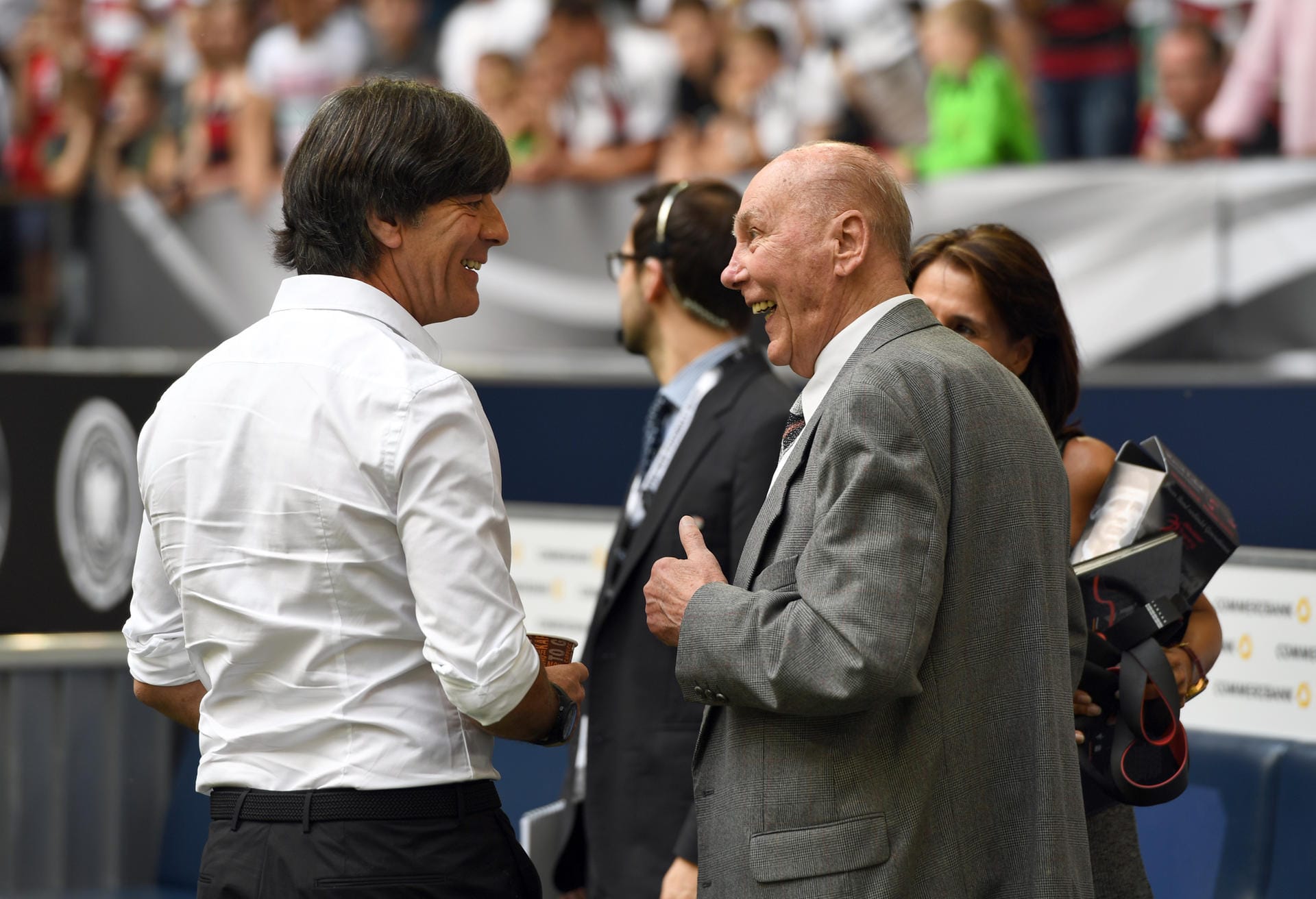 Bundestrainer Joachim Löw (li.) zeigt sich vor dem Anpfiff auf Schalke gut gelaunt mit dem ehemaligen deutschen Nationalspieler Horst Eckel.