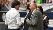 Bundestrainer Joachim Löw (li.) zeigt sich vor dem Anpfiff auf Schalke gut gelaunt mit dem ehemaligen deutschen Nationalspieler Horst Eckel.