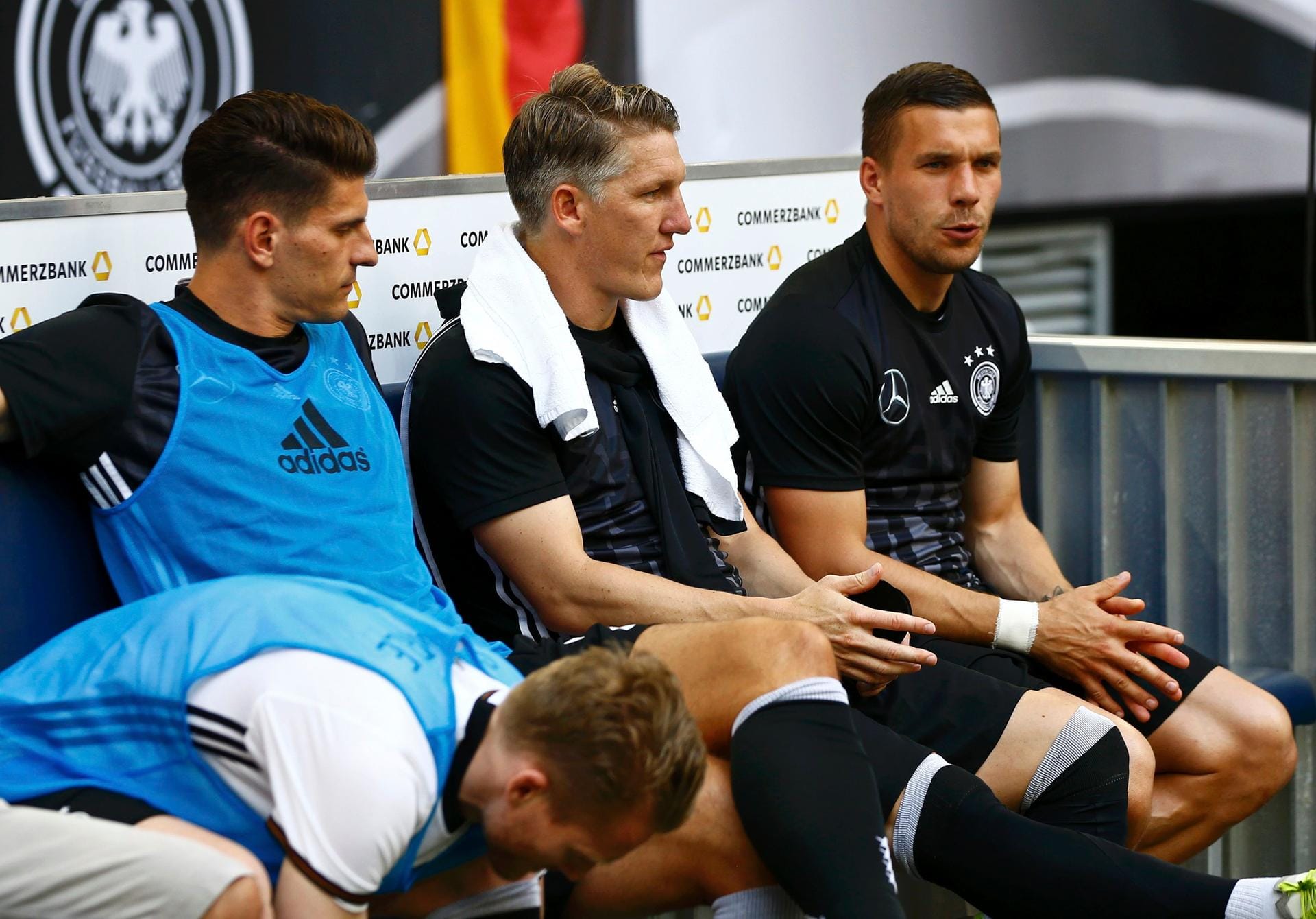 Hier einige Ersatzspieler der DFB-Elf: Mario Gomez, Bastian Schweinsteiger und Lukas Podolski (v.li.) warten auf ihren Einsatz.