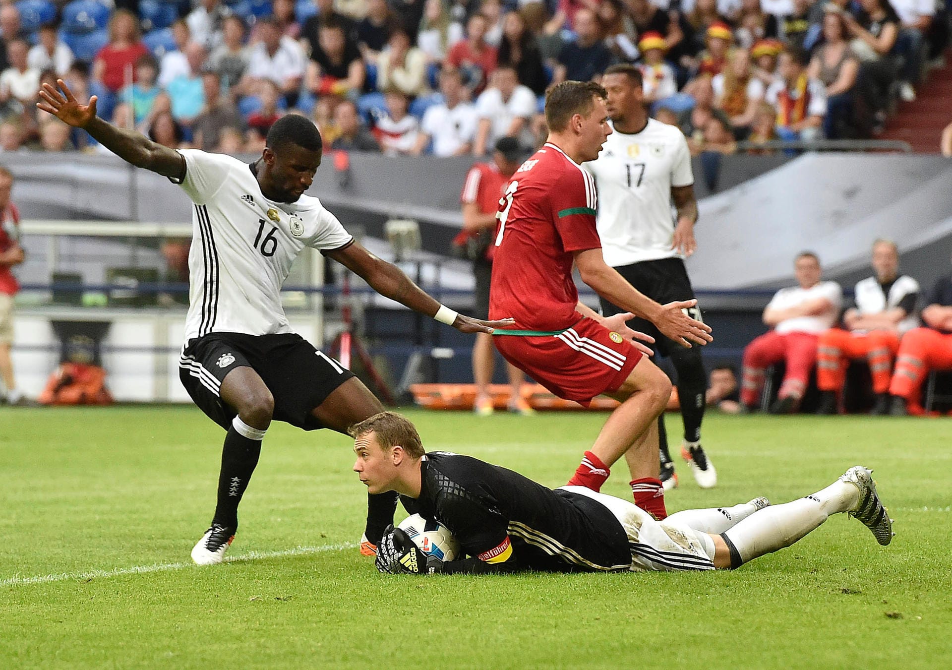 Und was macht eigentlich Manuel Neuer? Deutschlands Nationalkeeper (unten) erlebt einen recht entspannten Abend, auch Innenverteidiger Antonio Rüdiger (li.) spielt eine unauffällige aber durchaus routinierte Partie.