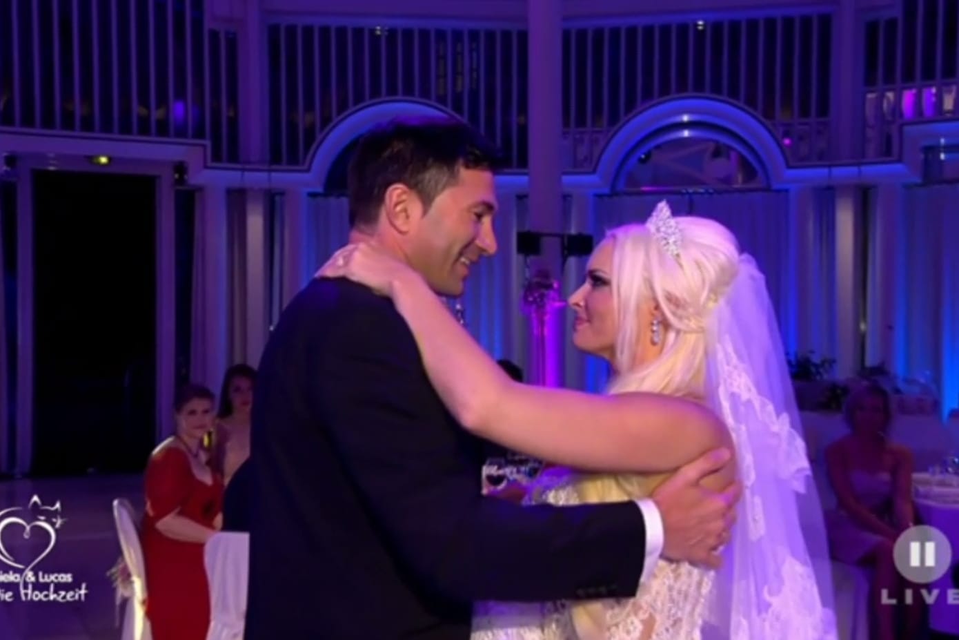 Daniela und Lucas tanzen den Brauttanz.