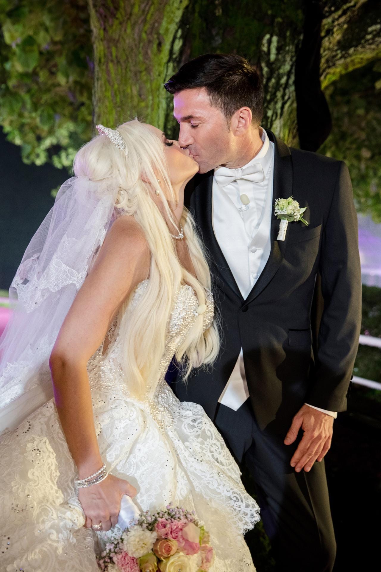Viele Küsse besiegeln das Eheversprechen von Daniela Katzenberger und Lucas Cordalis