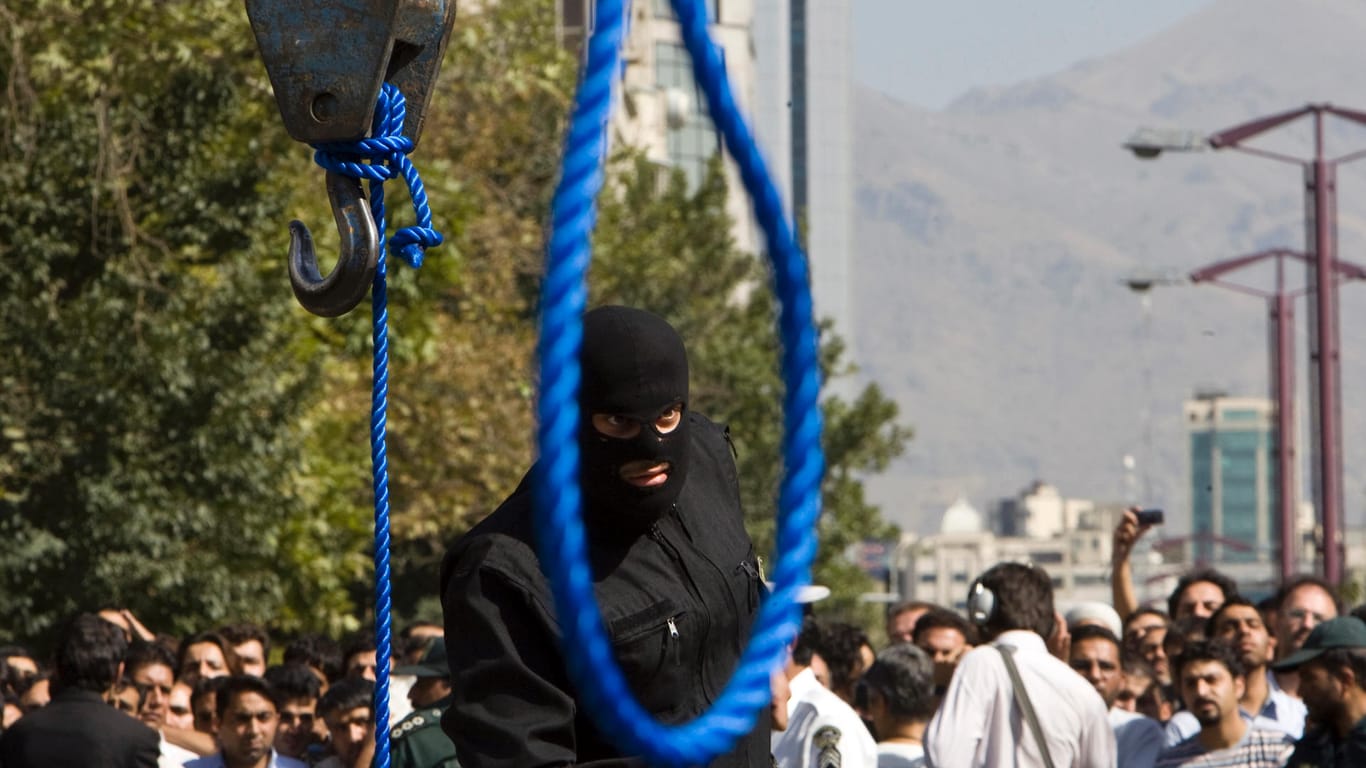 Der 21-Jährige wurde auf einem öffentlichen Platz in der Stadt Schiras gehängt.