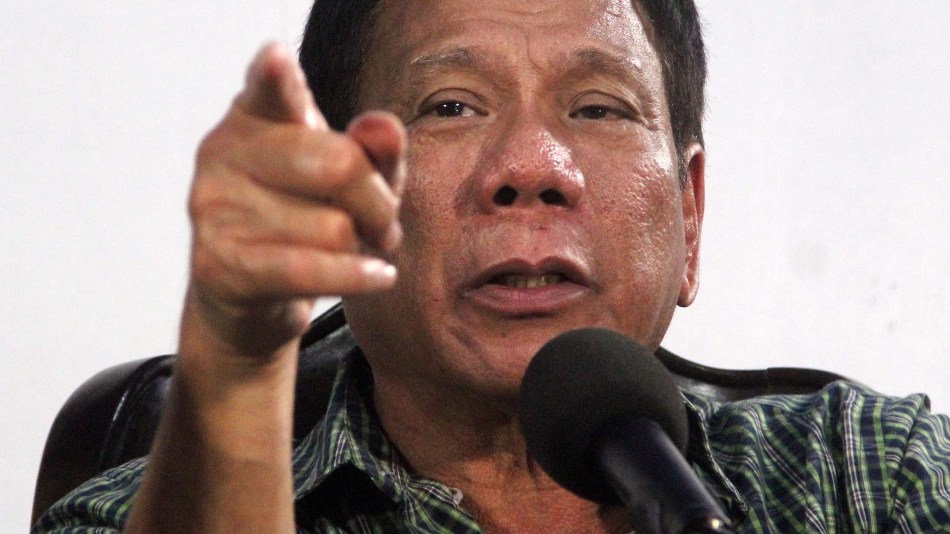 Rodrigo Duterte will Kriminalität und Korruption innerhalb von sechs Monaten ausrotten - auch mit äußerst fragwürdigen Methoden. Rodrigo Duterte will Kriminalität und Korruption innerhalb von sechs Monaten ausrotten - auch mit äußerst fragwürdigen Methoden.