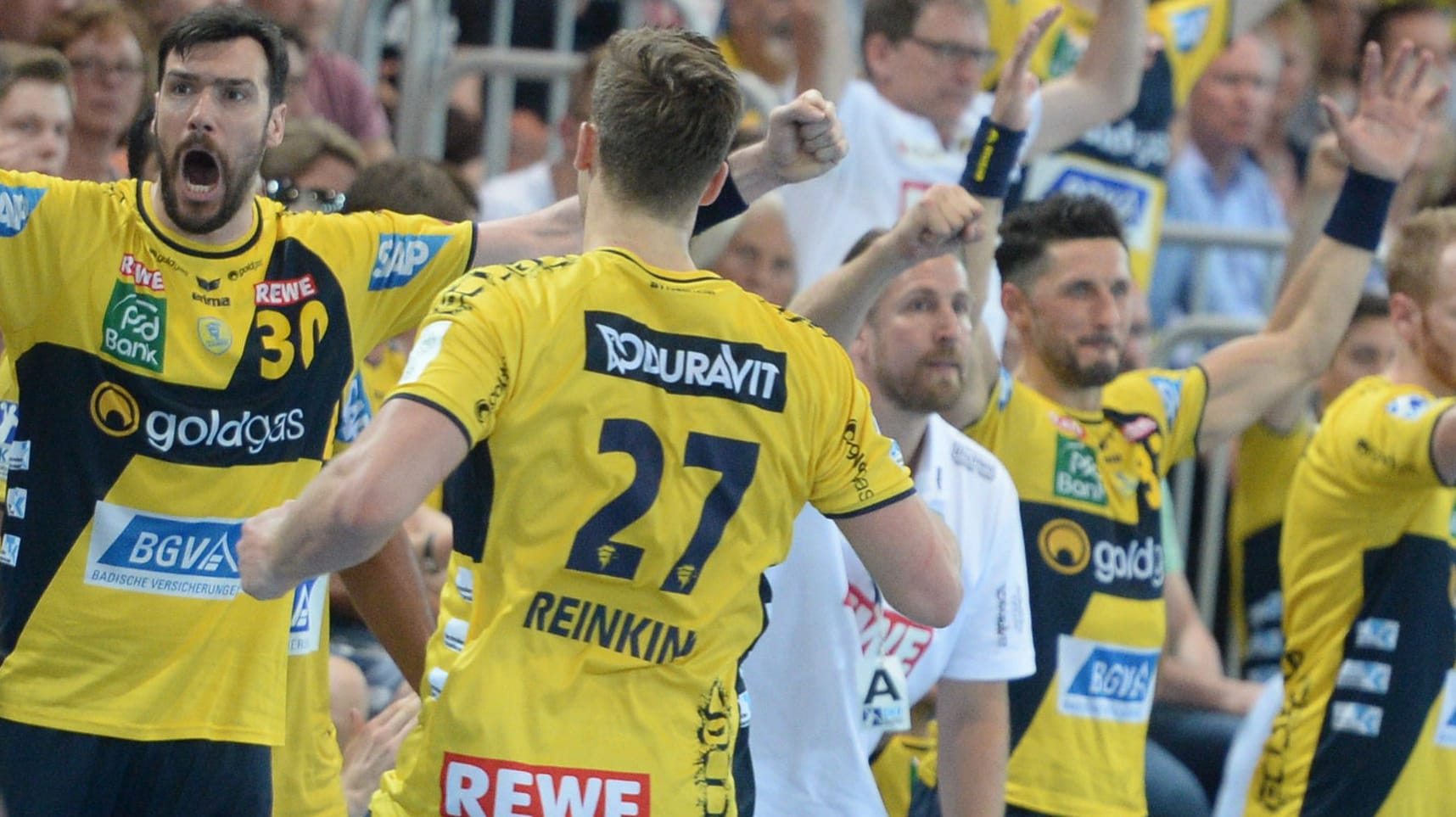 Spieler und Betreuer der Rhein-Neckar Löwen feiern den ersten Meistertitel.