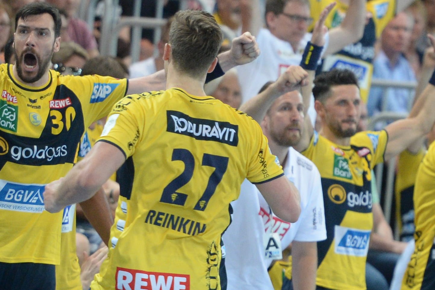 Spieler und Betreuer der Rhein-Neckar Löwen feiern den ersten Meistertitel.