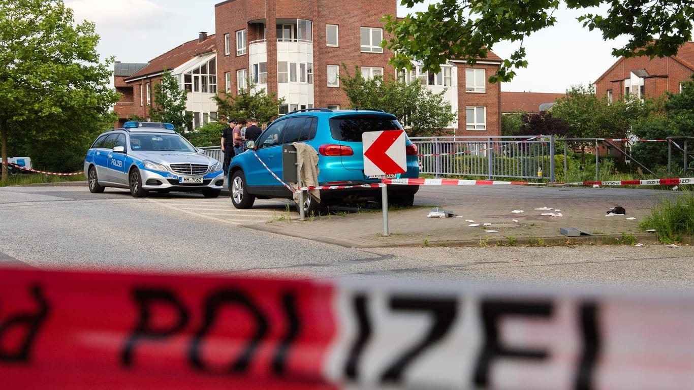 Ein Unbekannter hat in Hamburg auf einen Radfahrer gefeuert und diesen tödlich verletzt.