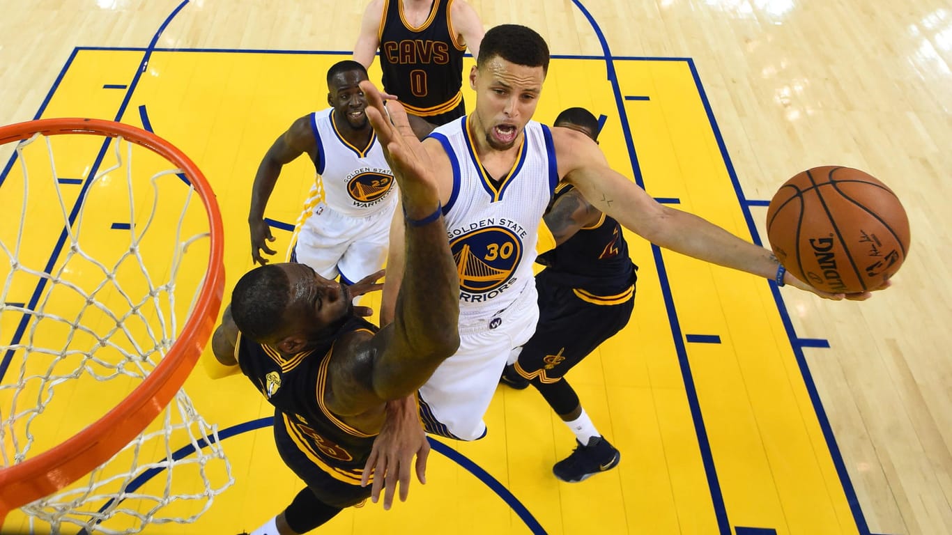 Flugshow: Stephen Curry (rechts) hat mit den Golden State Warriors auch das zweite NBA-Finalspiel gewonnen.