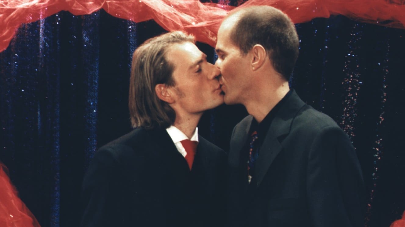 Männerliebe in der "Lindenstraße": Carsten (Georg Uecker, r.) und Theo (David Wilms) küssen sich.