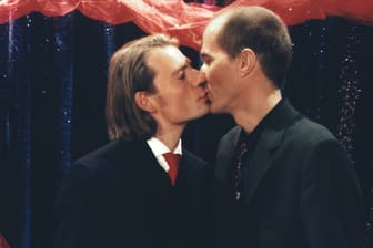 Männerliebe in der "Lindenstraße": Carsten (Georg Uecker, r.) und Theo (David Wilms) küssen sich.