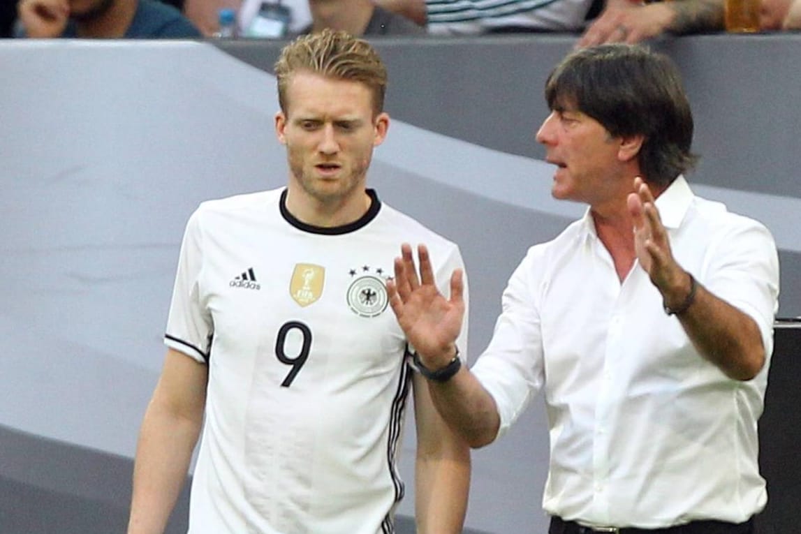 Andre Schürrle (li.) nimmt bei Bundestrainer Joachim Löw die Jokerrolle ein.