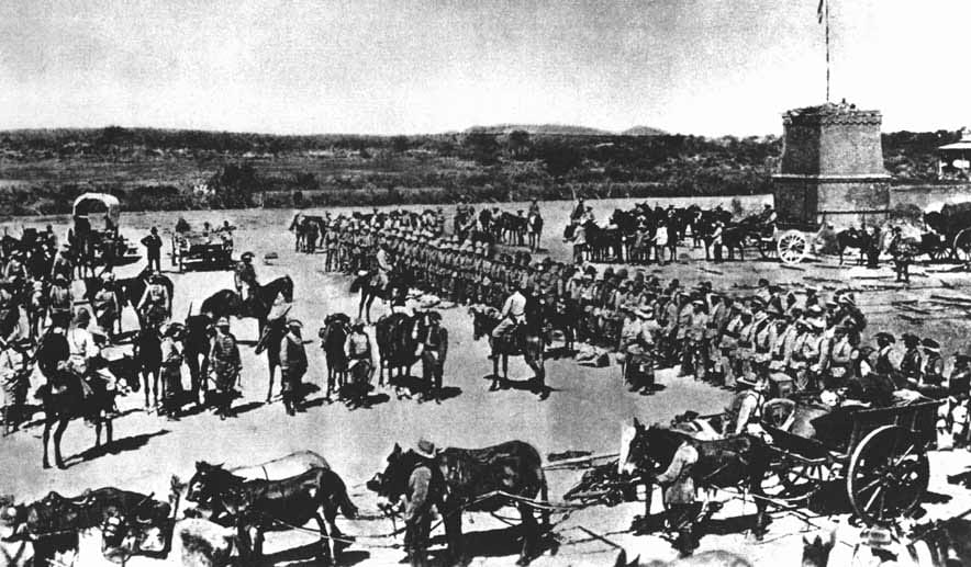 1904 bricht ein Aufstand der verarmten Herero und Nama aus. Mehrere deutsche Siedler werden getötet. Das deutsche Kaiserreich reagiert mit der Versendung neuer Truppen - hier kurz vor dem Abmarsch zum Kampf gegen die Aufständischen.
