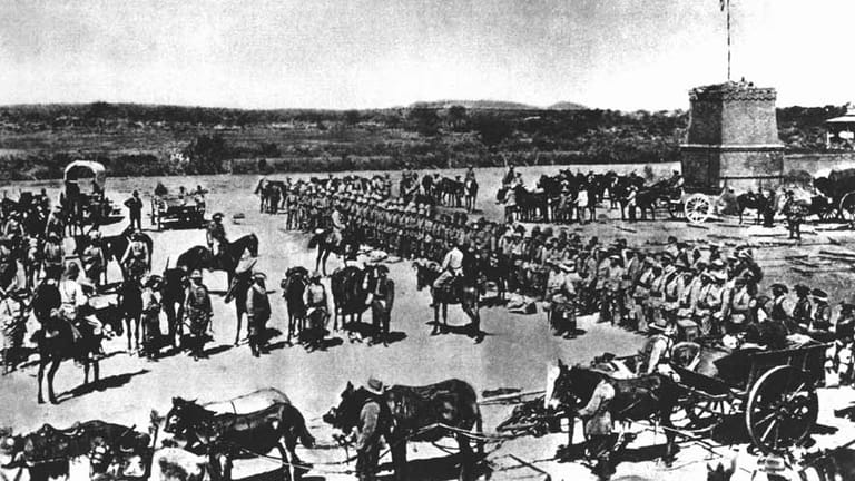 1904 bricht ein Aufstand der verarmten Herero und Nama aus. Mehrere deutsche Siedler werden getötet. Das deutsche Kaiserreich reagiert mit der Versendung neuer Truppen - hier kurz vor dem Abmarsch zum Kampf gegen die Aufständischen.