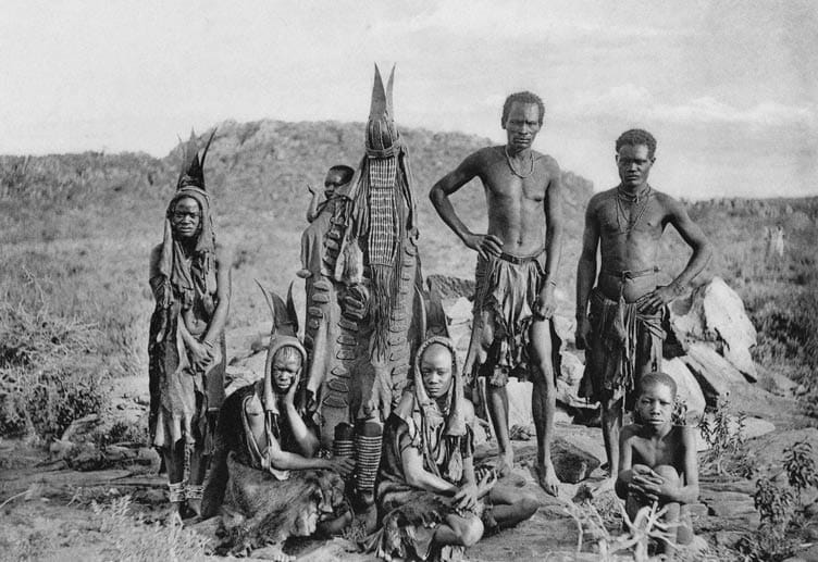 Deutsch-Südwest-Afrika (heute Namibia) Anfang des 20. Jahrhunderts: Eine Herero-Familie posiert für den Fotografen.