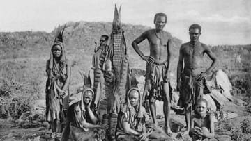 Deutsch-Südwest-Afrika (heute Namibia) Anfang des 20. Jahrhunderts: Eine Herero-Familie posiert für den Fotografen.