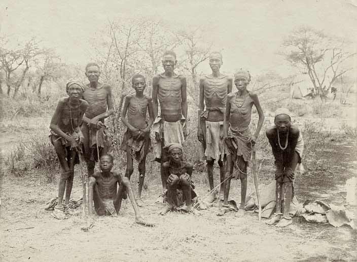Überlebende Herero, die es aus der Wüste heraus geschafft haben. Die meisten von ihnen enden in Konzentrationslagern und gehen elendig an Hunger und Krankheiten zugrunde.