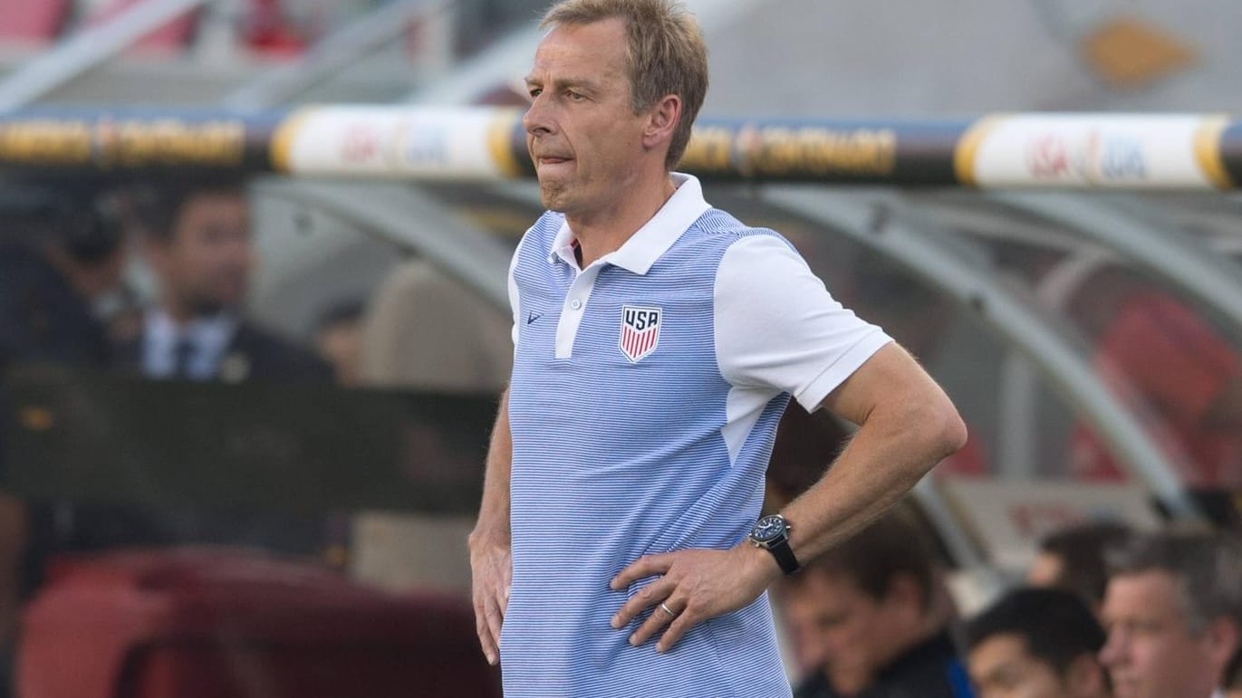 Ratlos an der Seitenlinie: US-Trainer Jürgen Klinsmann beim Spiel gegen Kolumbien. Ratlos an der Seitenlinie: US-Trainer Jürgen Klinsmann beim Spiel gegen Kolumbien.