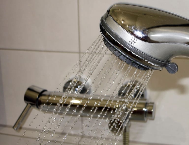 Wasserrohre sind aus mehreren Gründen ein WLAN-Killer: Sie bestehen aus Metall, in ihnen fließt Wasser und in aller Regel befinden sie sich innerhalb oder in unmittelbarer Nähe von Wänden. Einen Raum hinter einem Bad mit WLAN zu versorgen, könnte demnach schwierig werden.