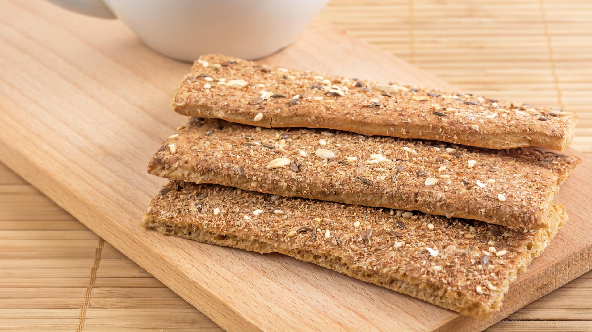 Ihr selbst gemachtes Knäcjebrot kann mit unterschiedlich belegt werden wie mit Sonnenblumen- oder Kürbiskernen.