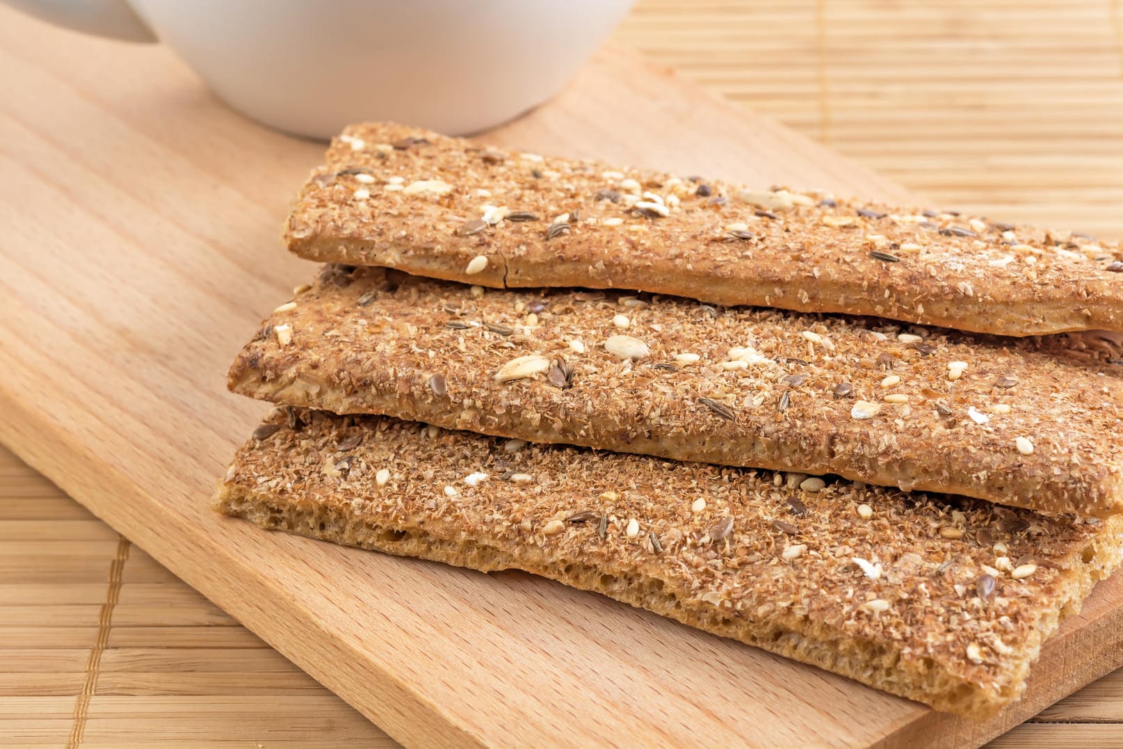 Ihr selbst gemachtes Knäcjebrot kann mit unterschiedlich belegt werden wie mit Sonnenblumen- oder Kürbiskernen.