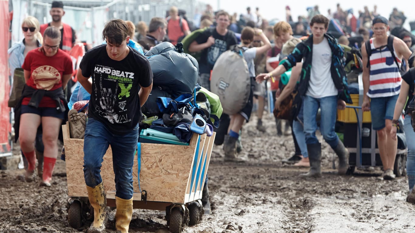 "Rock am Ring"-Besucher verlassen nach dem Festivalabbruch das Gelände in Mendig.