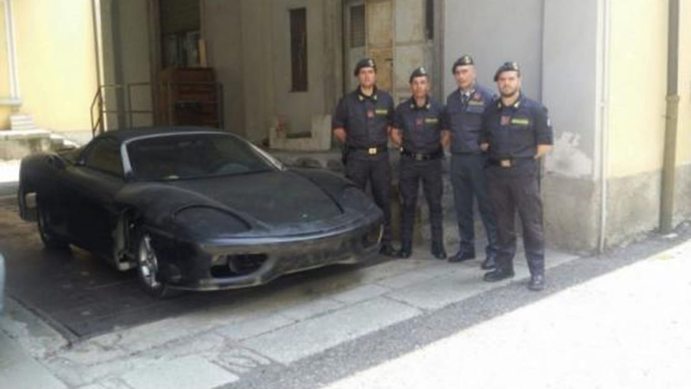 Beschlagnahmtes Auto: In diesem Zustand wird der gefälschte Ferrari sicher nicht mit einem echten verwechselt.