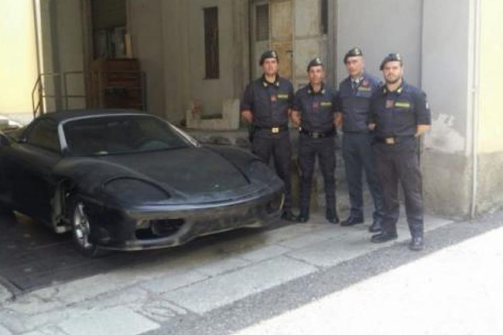 Beschlagnahmtes Auto: In diesem Zustand wird der gefälschte Ferrari sicher nicht mit einem echten verwechselt.