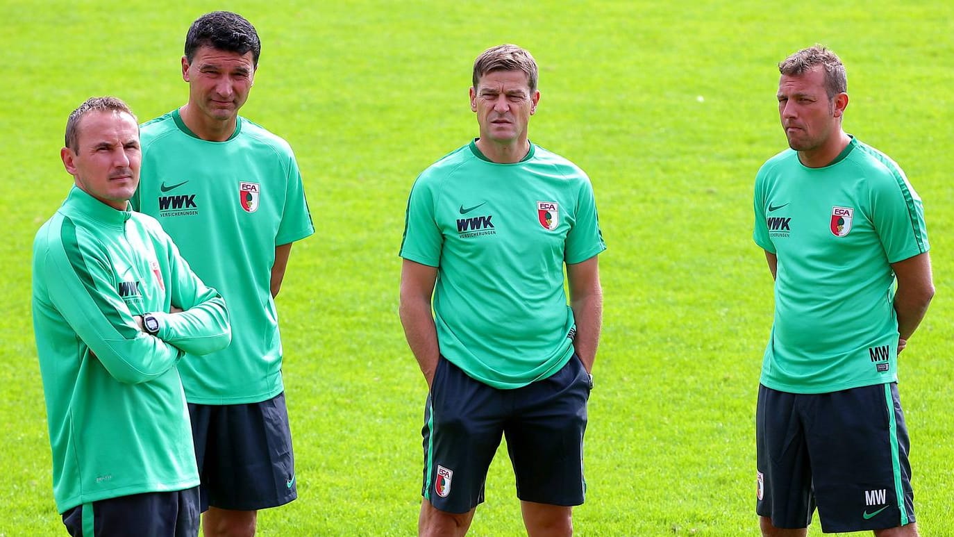 Das Kompetenzteam von Markus Weinzierl (re.): Co-Trainer Tobias Zellner (li.) und Wolfgang Beller (2. v. re.) - hier im Bild mit Torwarttrainer Zdenko Miletic (2. v. li.). Das Kompetenzteam von Markus Weinzierl (re.): Co-Trainer Tobias Zellner (li.) und Wolfgang Beller (2. v. re.) - hier im Bild mit Torwarttrainer Zdenko Miletic (2. v. li.).