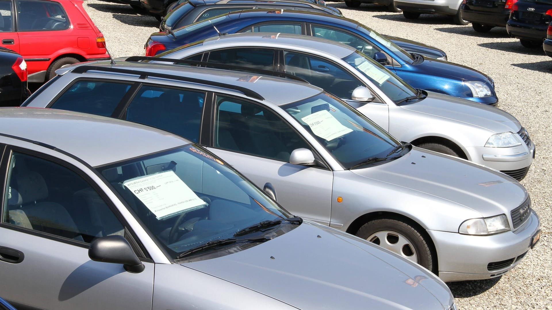 Autos beim Gebrauchtwagen-Händler. Autos beim Gebrauchtwagen-Händler.